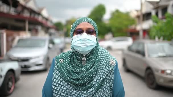 Νεαρή όμορφη Μουσουλμάνα με ιατρική μάσκα στο Γκάρντεν. Υγεία και ιατρική περίθαλψη μετά την έννοια covid-19. - Πλάνα, βίντεο