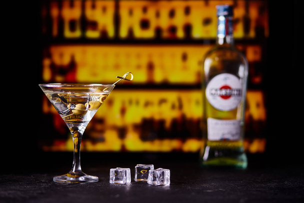 Martini con aceitunas verdes en una mesa en el bar - Foto, imagen