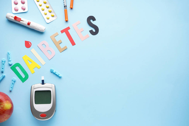 Diabetes-Konzept. Blutzuckermessgerät, Spitzstift, Früchte auf blauem Hintergrund mit Platz für Text. Flache Lage. - Foto, Bild