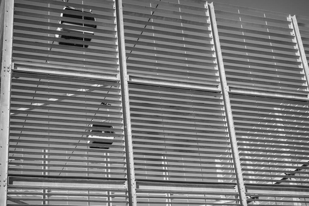 Seilbahn unter horizontalen Linien in schwarz-weiß - Foto, Bild