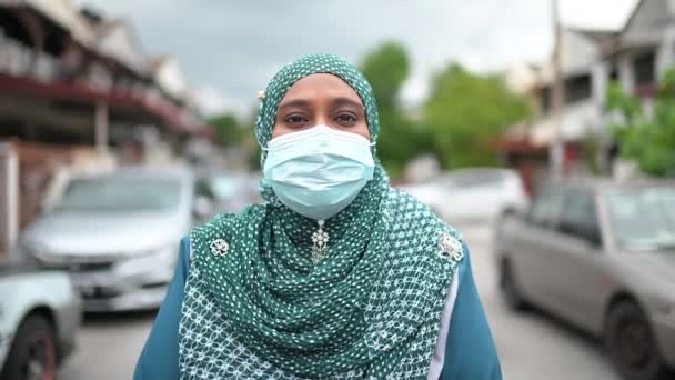 Young beautiful Muslim woman in medical mask at Garden. Health care and medical after covid-19 concept. - Footage, Video