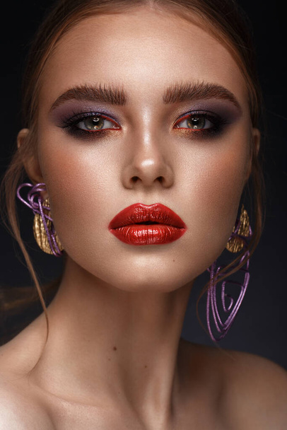 Beautiful girl with bright fashionable make-up and unusual purple accessories. Beauty face. - Fotoğraf, Görsel