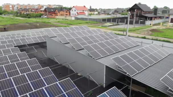 太陽光パネルドローンから4kビデオ発電所。地球の電気持続可能性。ビジネスのための代替発電所。再生可能エネルギー。生態系のクリーンエネルギー。地上の青いパネル - 映像、動画