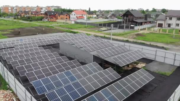 Güneş panelleri İHA 'dan 4k görüntü santrali. Gezegenin elektrik sürdürülebilirliği. İş için alternatif enerji santrali. Yenilenebilir yeşil enerji. Ekolojik temiz enerji. Yerdeki mavi paneller - Video, Çekim