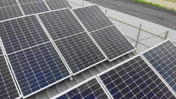 Paneles solares Sun Planta de energía de video 4k de drone. Sostenibilidad de la electricidad del planeta. Central eléctrica alternativa para los negocios. Energía verde renovable. Energía limpia ecológica. Paneles azules en el suelo
 - Metraje, vídeo