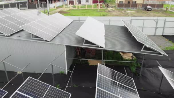 Nap napelemek 4k videó erőmű drón. A bolygó villamos energiájának fenntarthatósága. Alternatív erőmű az üzleti életben. Megújuló zöld energia. Ökológiai tiszta energia. Kék panelek a földön - Felvétel, videó