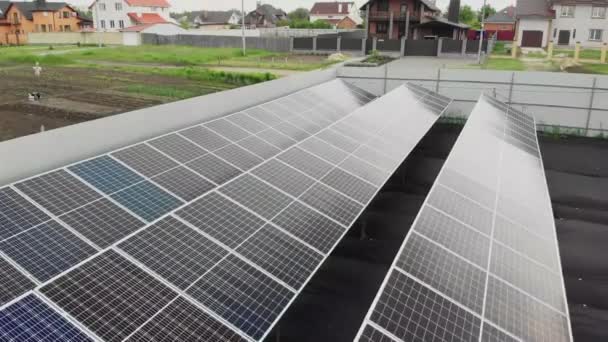 Pannelli solari solari 4k video centrale elettrica da drone. Sostenibilità elettrica del pianeta. Centrale elettrica alternativa per le imprese. Energia verde rinnovabile. Energia pulita ecologica. Pannelli blu a terra
 - Filmati, video