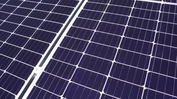 Ηλιακοί συλλέκτες ηλεκτρικής βιωσιμότητας του πλανήτη. Πράσινη ενέργεια για το σπίτι. 4k επιχείρηση εγκαταστάσεων ηλιακής ενέργειας βίντεο. Οικολογική καθαρή ενέργεια. Μπλε πάνελ στο έδαφος.  - Πλάνα, βίντεο