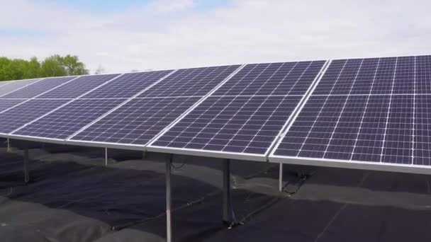 Zonnepanelen elektriciteit duurzaamheid van de planeet. Groene energie voor thuis. 4k video zonne-energiecentrale bedrijf. Ecologische schone energie. Blauwe panelen op de grond.  - Video