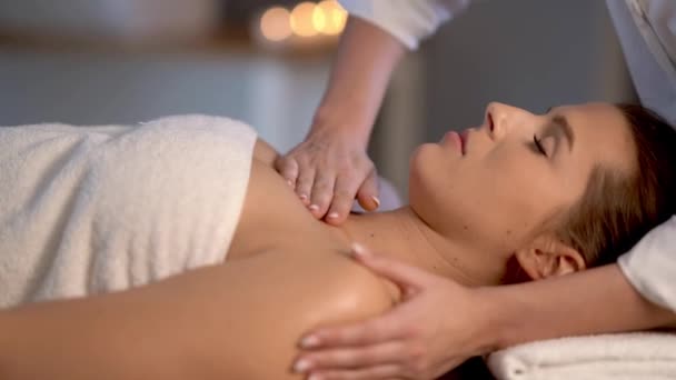 Kobieta korzystająca z masażu ciała w klubie spa - Materiał filmowy, wideo