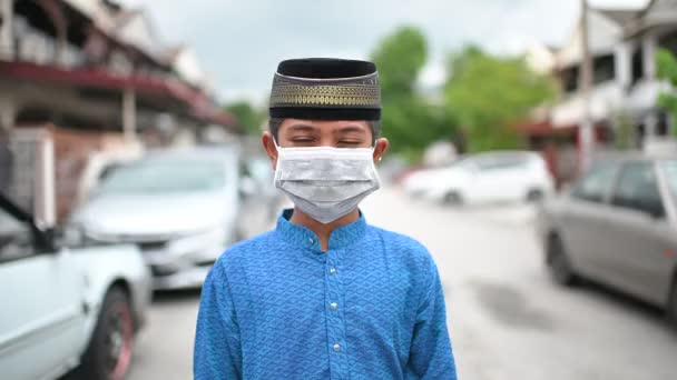 Ázsiai muszlim fiú visel hagyományos jelmez és maszkok nézi a kamera, hogy megakadályozzák a betegség és a por, pm.5, Maradj otthon karantén koszorúér világjárvány megelőzése. - Felvétel, videó