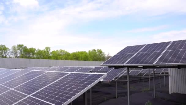 Sonnenkollektoren elektrifizieren die Nachhaltigkeit des Planeten. Grüne Energie für zu Hause. 4k Video-Solarkraftwerksgeschäft. Ökologische saubere Energie. Blaue Tafeln am Boden.  - Filmmaterial, Video