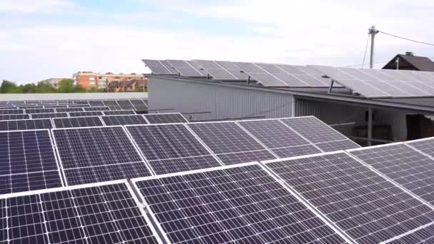 Napelemek villamos energia fenntarthatósága bolygó. Zöld energia az otthonnak. 4k videó naperőmű üzlet. Ökológiai tiszta energia. Kék panelek a földön.  - Felvétel, videó