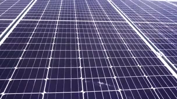Sonnenkollektoren elektrifizieren die Nachhaltigkeit des Planeten. Grüne Energie für zu Hause. 4k Video-Solarkraftwerksgeschäft. Ökologische saubere Energie. Blaue Tafeln am Boden.  - Filmmaterial, Video