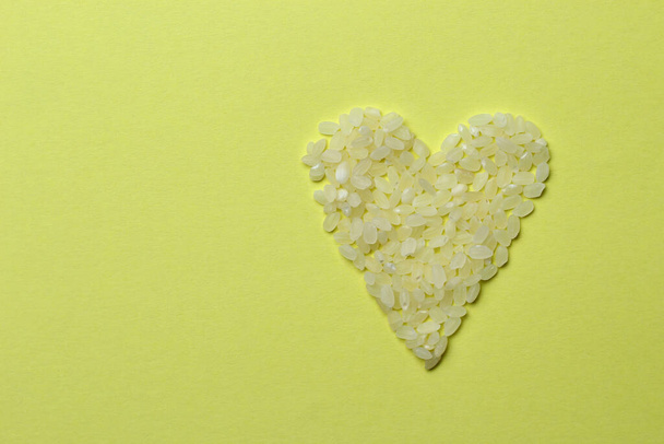 Biały ryż w kształcie serca, abstrakcyjne piękne tło - Zdjęcie, obraz