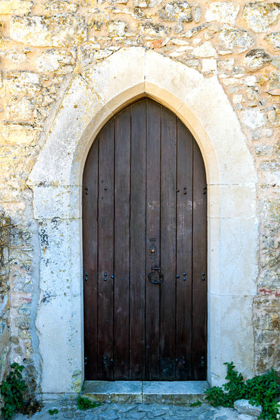 Zamknięte drewniane drzwi średniowiecznej twierdzy w Europie. - Zdjęcie, obraz