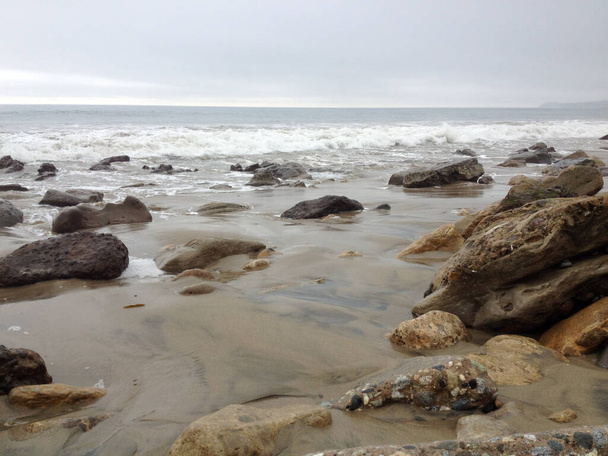 Plaj sörfü sahili kum köpüğü kayaları - Fotoğraf, Görsel