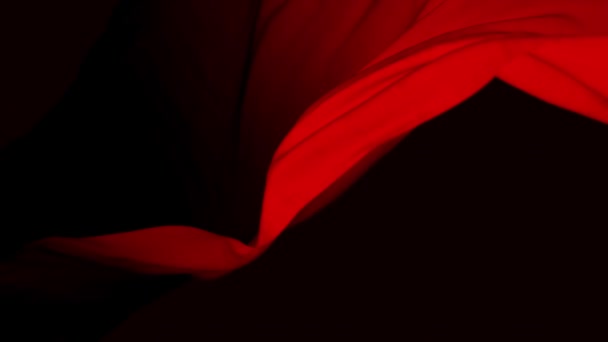 4k tessuto di seta ondulato rosso nel vento, senza soluzione di continuità sventolando bandiera sfondo del ciclo del panno. - Filmati, video