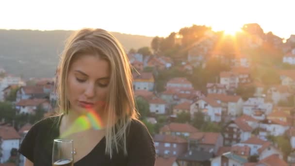 Mooi blank blond meisje vegen scherm op smartphone op Golden Hour - Video