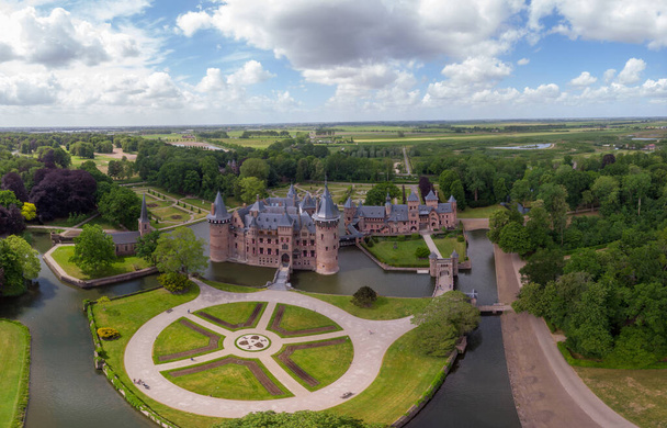 viejo jardín histórico en el Castillo de Haar Países Bajos Utrecht en un día de verano brillante, joven pareja de hombres y mujeres de mediana edad caminando en el jardín del castillo
 - Foto, Imagen