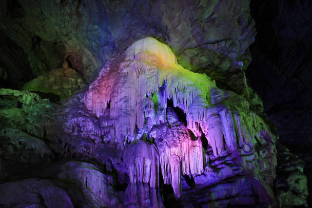 Borra mağaraları Hindistan 'ın doğu kıyısında, Araku vadisinin Ananthagiri tepelerinde, Andhra Pradesh' in Visakhapatnam bölgesinde yer alır. Borra Mağaraları içinde kaya oluşumları. Hindistan 'daki Stalactite ve Stalagmite mağaraları. - Fotoğraf, Görsel