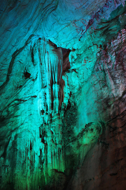 De Borra grotten zijn gelegen aan de oostkust van India, in de Ananthagiri heuvels van de Araku vallei, Visakhapatnam district in Andhra Pradesh, India. Vormingen van rotsen in Borra Grotten. Grotten van stalactieten en stalagmieten in India. - Foto, afbeelding