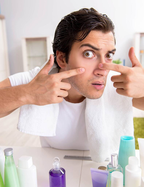 Joven hombre guapo en el baño en concepto de higiene
 - Foto, imagen