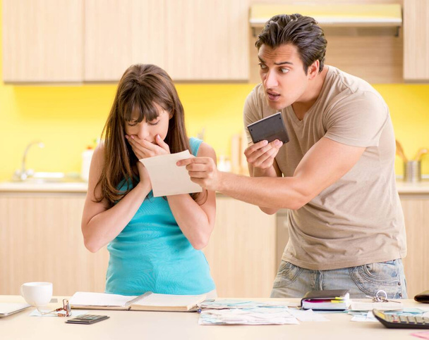 Familia joven luchando con las finanzas personales
 - Foto, Imagen