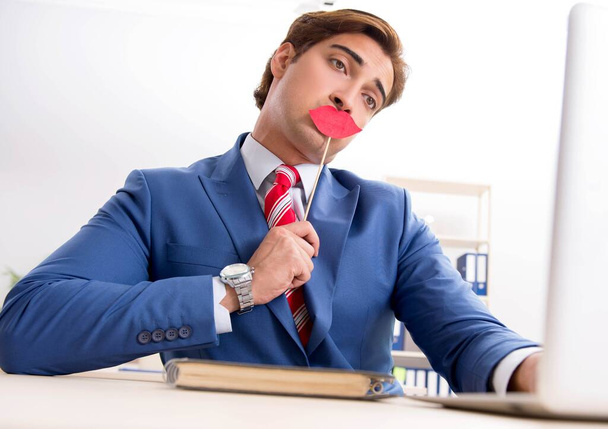 Веселий бісексуал з підробленими губами в офісі
 - Фото, зображення