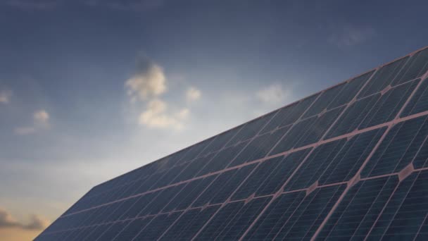 Sonnenkollektoren 3D in der Abendsonne Zeitraffer Hintergrund. Solarzellenkraftwerk. Konzept für saubere Energie, grüne Energie, erneuerbare Energien und nachhaltige Ressourcen - Filmmaterial, Video