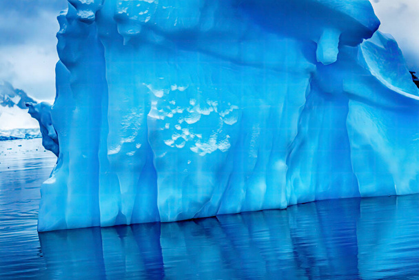 Snowing Floating Blue Iceberg Reflection Paradise Bay Skintorp Cove Antarctica. Ghiacciaio blu ghiaccio perché l'aria spremuta dalla neve. - Foto, immagini