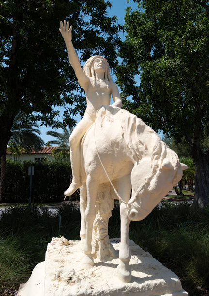 Miami Beach, Florida, USA - 21. Mai 2020: Eine Statue eines Indianers auf einem Pferd. Indianer. Krieger. US-Geschichte. - Foto, Bild
