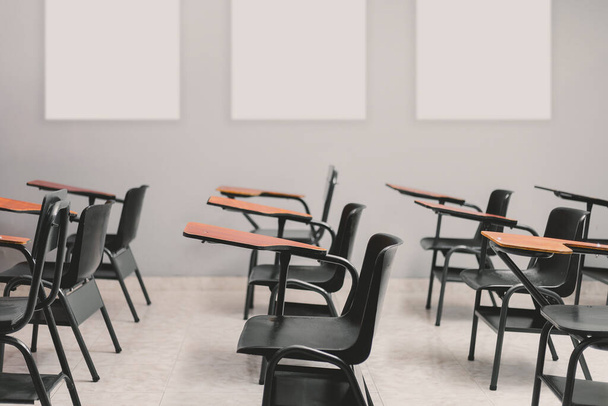 detail prázdných stolů ve třídě, koncept společenské distancování - Fotografie, Obrázek