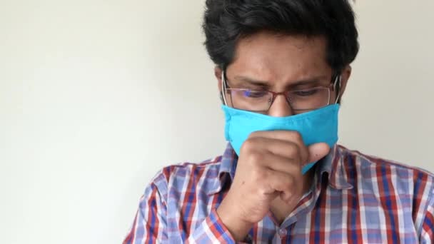 Άρρωστος άνθρωπος με μάσκα που υποφέρει από γρίπη, φτάρνισμα και φυσάει μύτη - Πλάνα, βίντεο