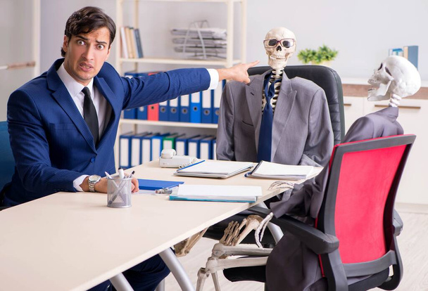 Reunião de negócios engraçada com chefe e esqueletos
 - Foto, Imagem