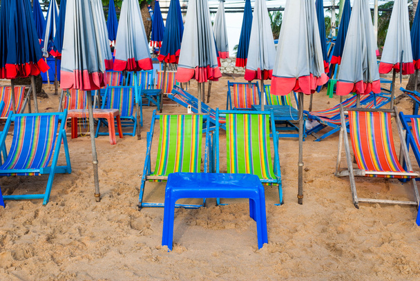 ξαπλώστρες και ομπρέλα στην παραλία - Φωτογραφία, εικόνα