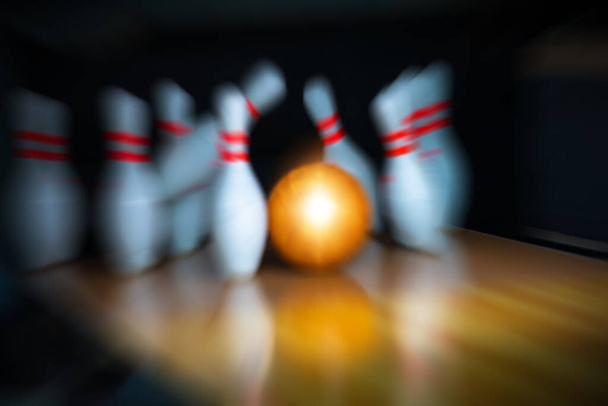Bewegungsunschärfe von Bowlingball und Kegeln auf dem Spielfeld - Foto, Bild