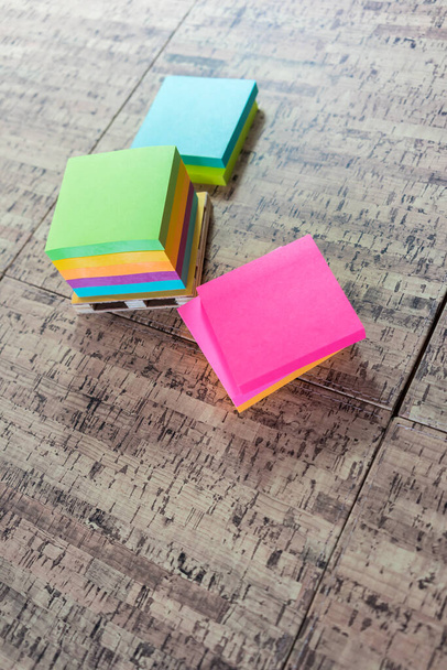 Zestaw kolorowe lepkie notatki na stole offce w pracy - Zdjęcie, obraz