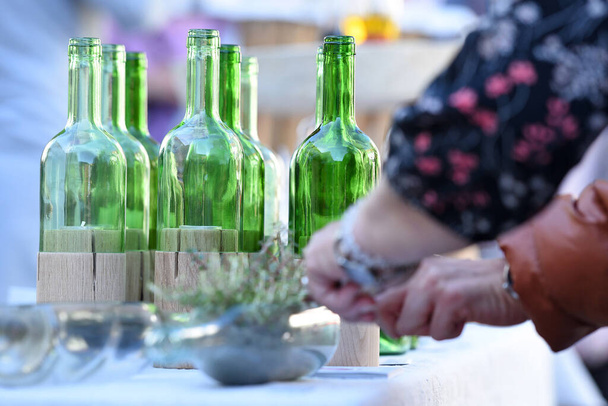 Varias botellas de vino vacías como decoración en una mesa
 - Foto, imagen