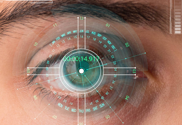 Concepto de sensor implantado en el ojo humano
 - Foto, Imagen
