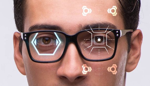 Concepto de sensor implantado en el ojo humano
 - Foto, Imagen