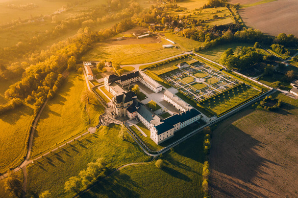 Szpital Kuks jest byłym ośrodkiem opieki dla weteranów wojskowych w Kuks w powiecie Trutnov, działającym w latach 1744-1938. Był to najhojniejszy tego typu instytut w późnobarokowych Czechach.. - Zdjęcie, obraz