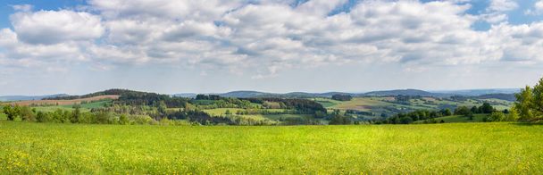 Панорама весняного ландшафту з зеленими луками, лісами та небом з хмарами - Чеська Республіка, Європа - Фото, зображення