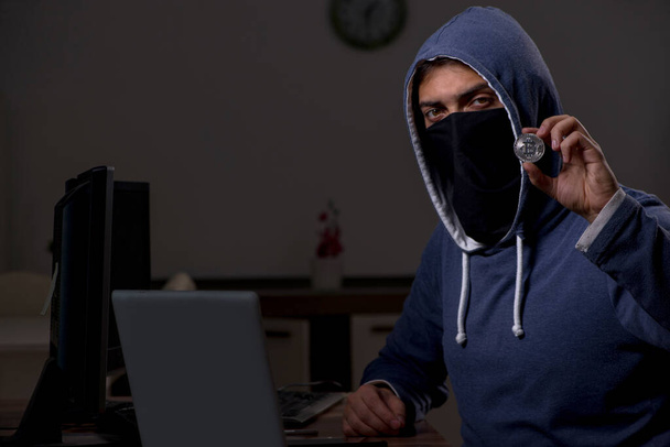 mężczyzna haker hacking ochrona firewall późno w biuro - Zdjęcie, obraz