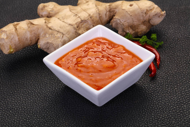 Sauce chili au gingembre avec racine et poivre - Photo, image
