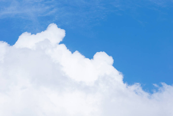 nubes esponjosas blancas en el cielo azul - Foto, Imagen
