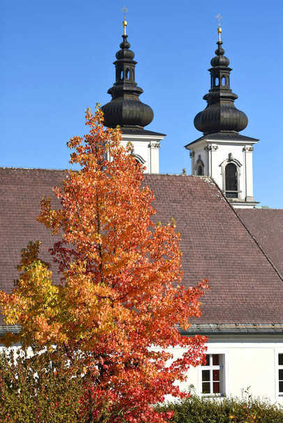 The Church of the Abbey in Kremsmnster with an autumnal (Kirchdorf district, Upper Austria) - Foto, Imagem