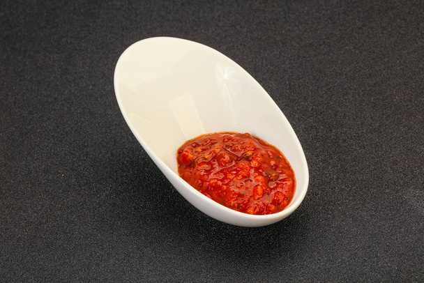 Salsa picante picante de tomate en el bowl - Foto, Imagen