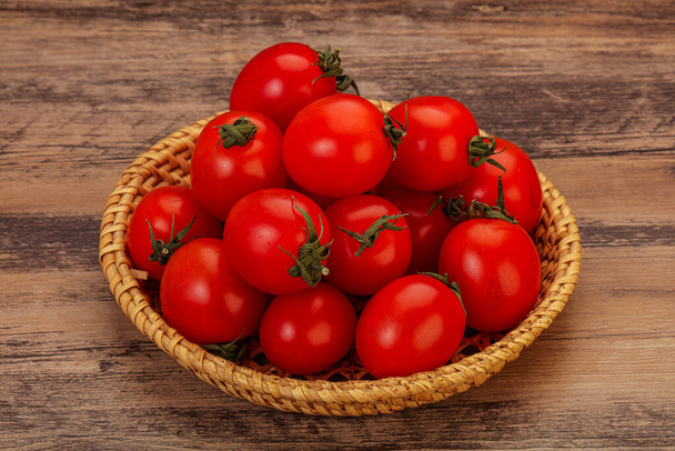 Ripe juicy red cherry tomato in the bowl - Foto, Imagem