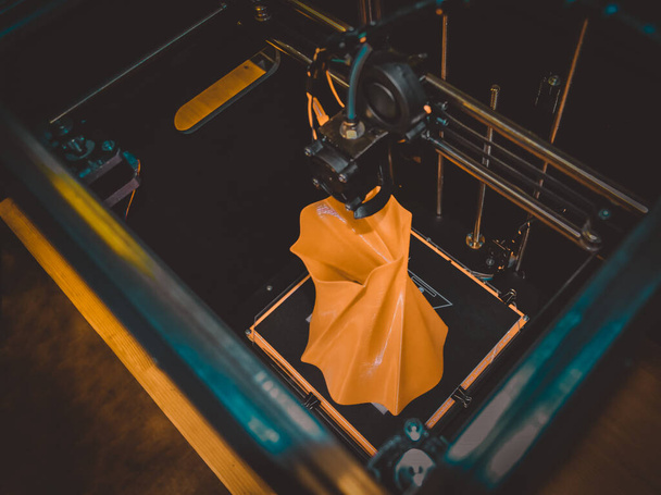 3D-tulostin toimii lähikuva. Automaattinen kolmiulotteinen 3D-tulostin suorittaa muovin. Moderni 3D-tulostin tulostaa esineen kuumasta sulasta. Käsite progressiivinen lisäaine tekniikka 3D tulostus. - Valokuva, kuva